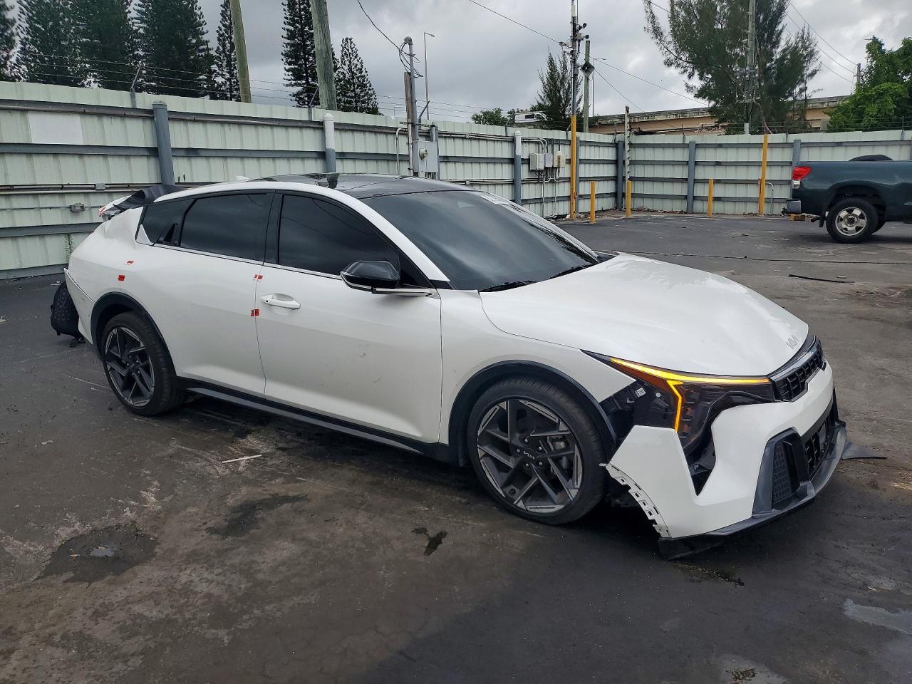 2025 Kia K4 Gt Line - Image 4