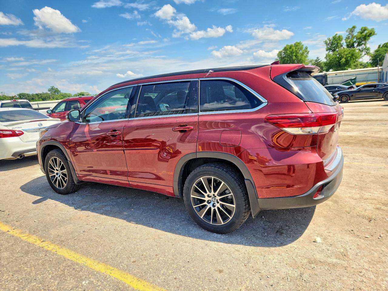 2017 Toyota Highlander Se - Фото 2