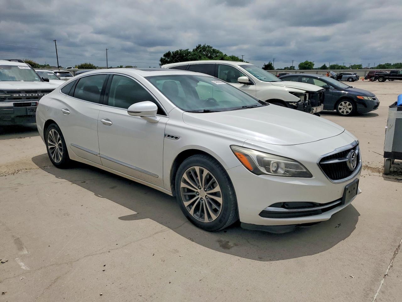 2017 Buick Lacrosse Essence - Image 4