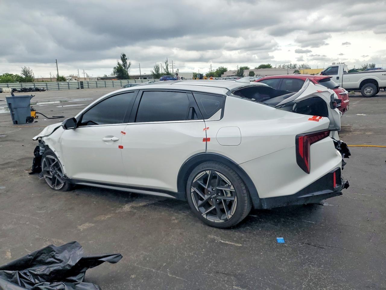 2025 Kia K4 Gt Line - Image 2