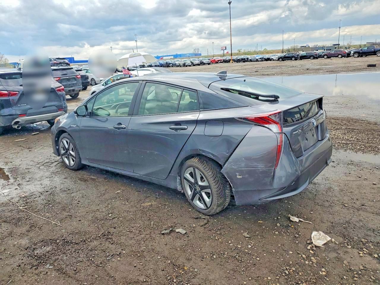 2017 Toyota Prius Three Touring - Image 2