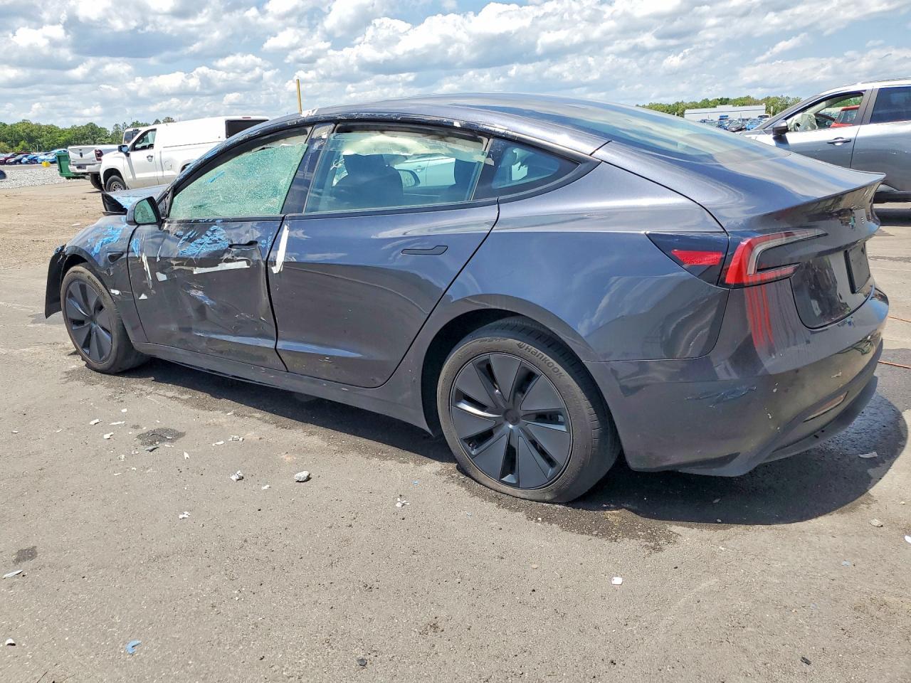 2024 Tesla Model 3 - Фото 2