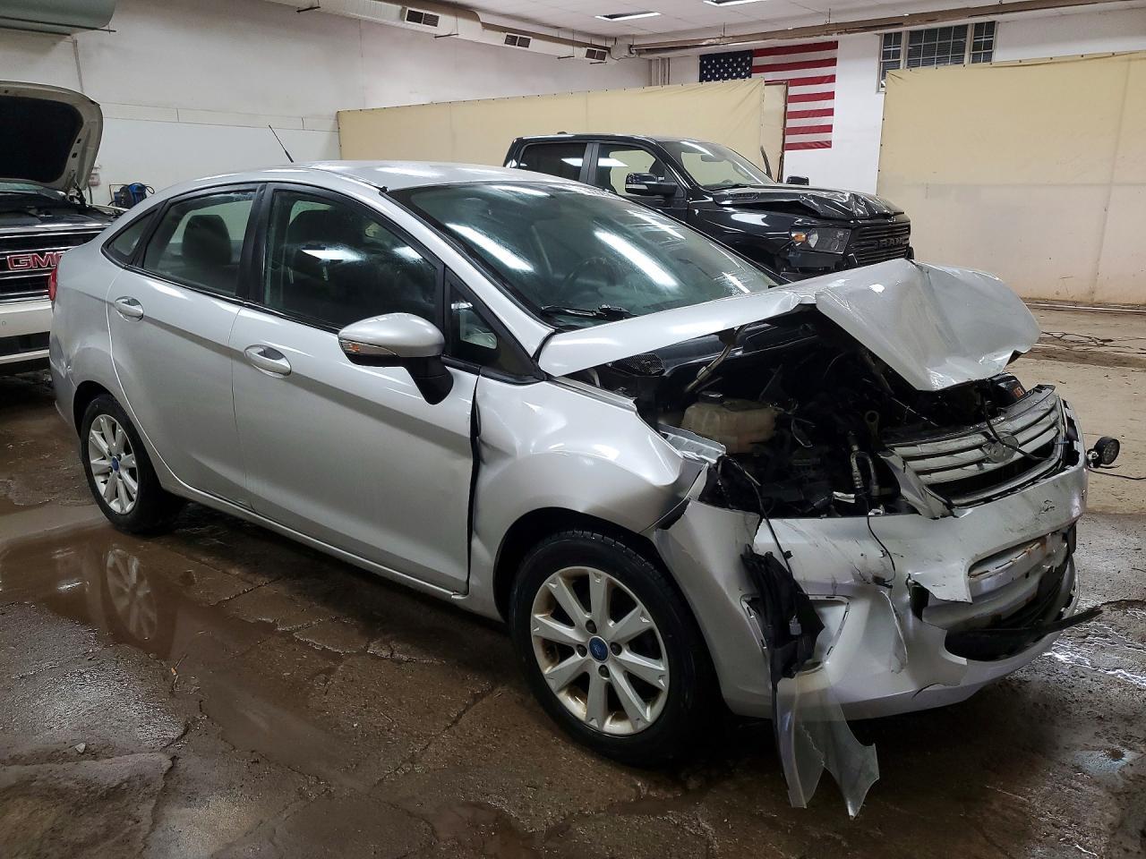2013 Ford Fiesta Se - Фото 4