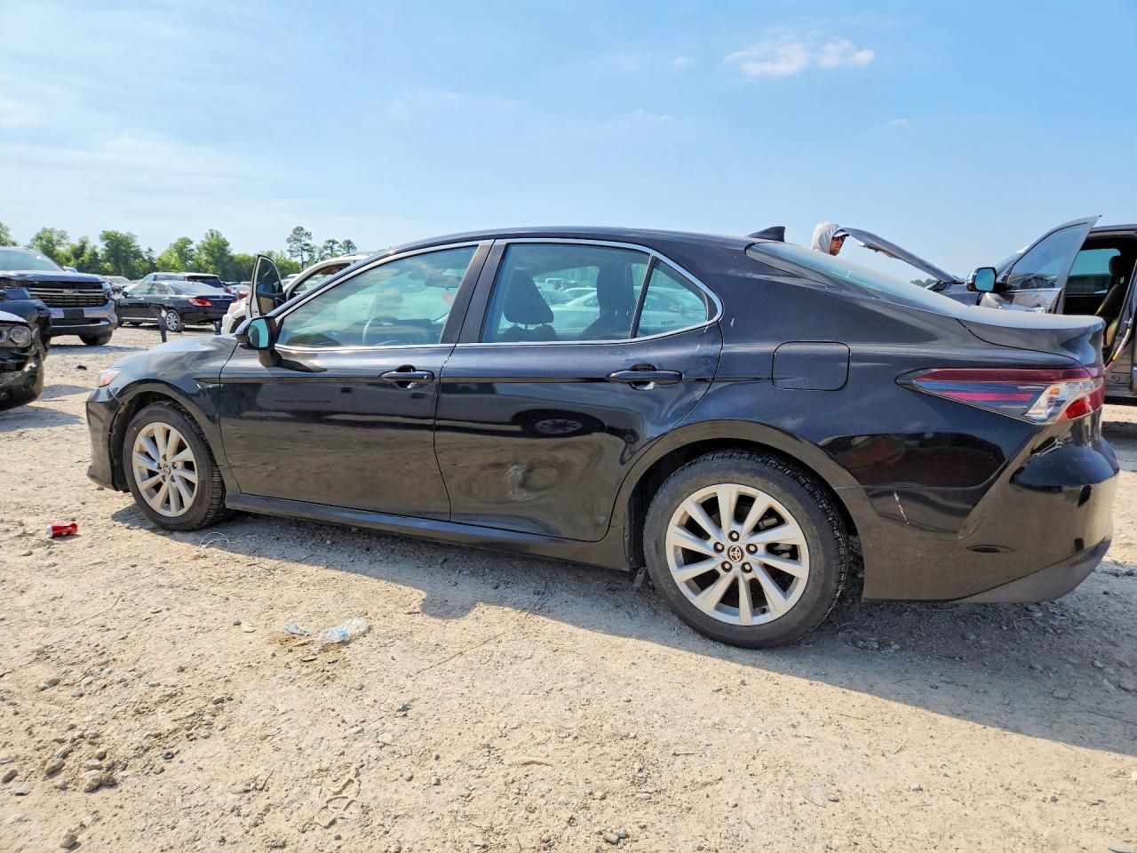 2022 Toyota Camry Le - Фото 2