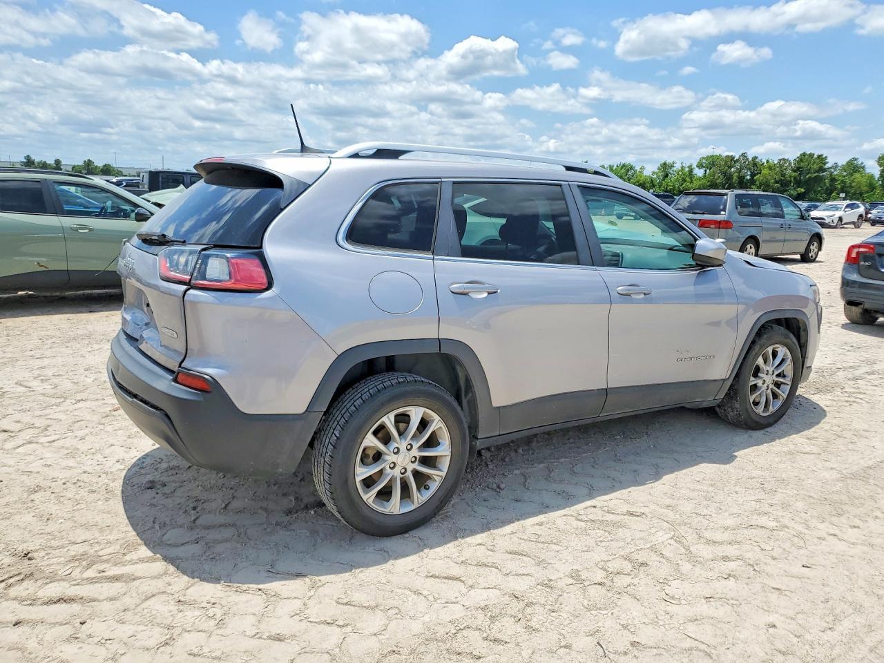 2019 Jeep Cherokee Latitude - Image 3