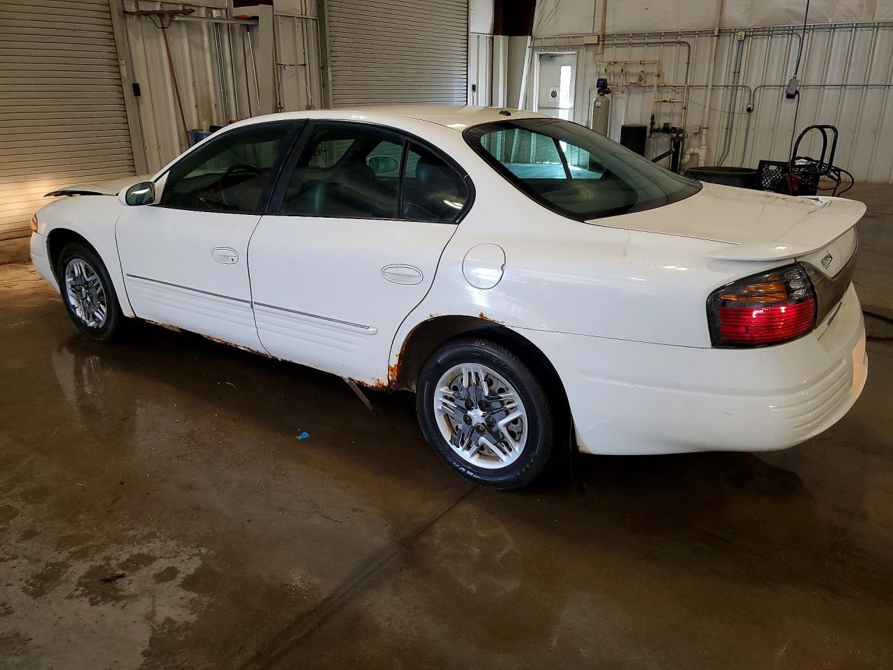 2005 Pontiac Bonneville Se - Image 2
