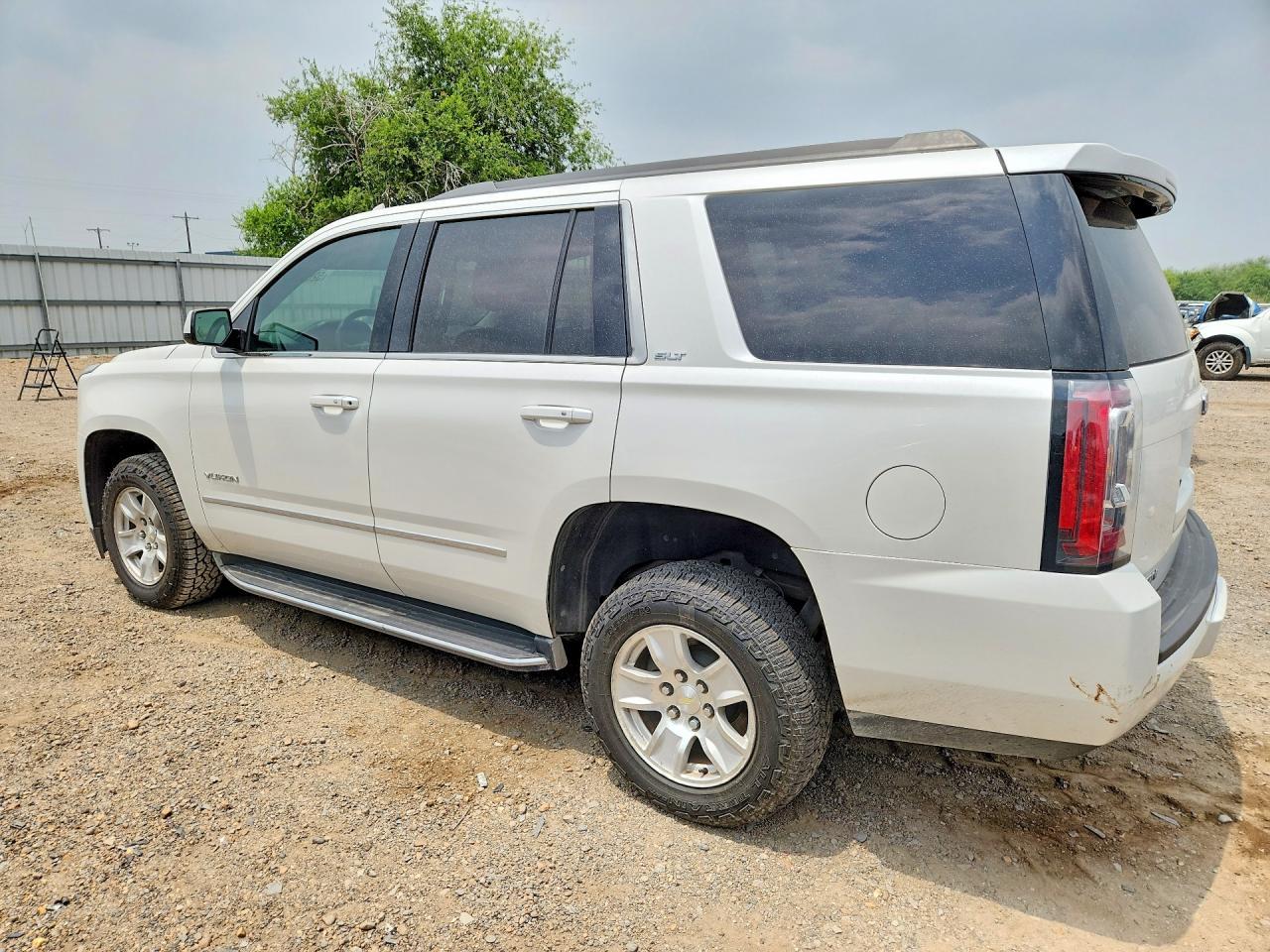 2017 GMC Yukon Slt - Image 2