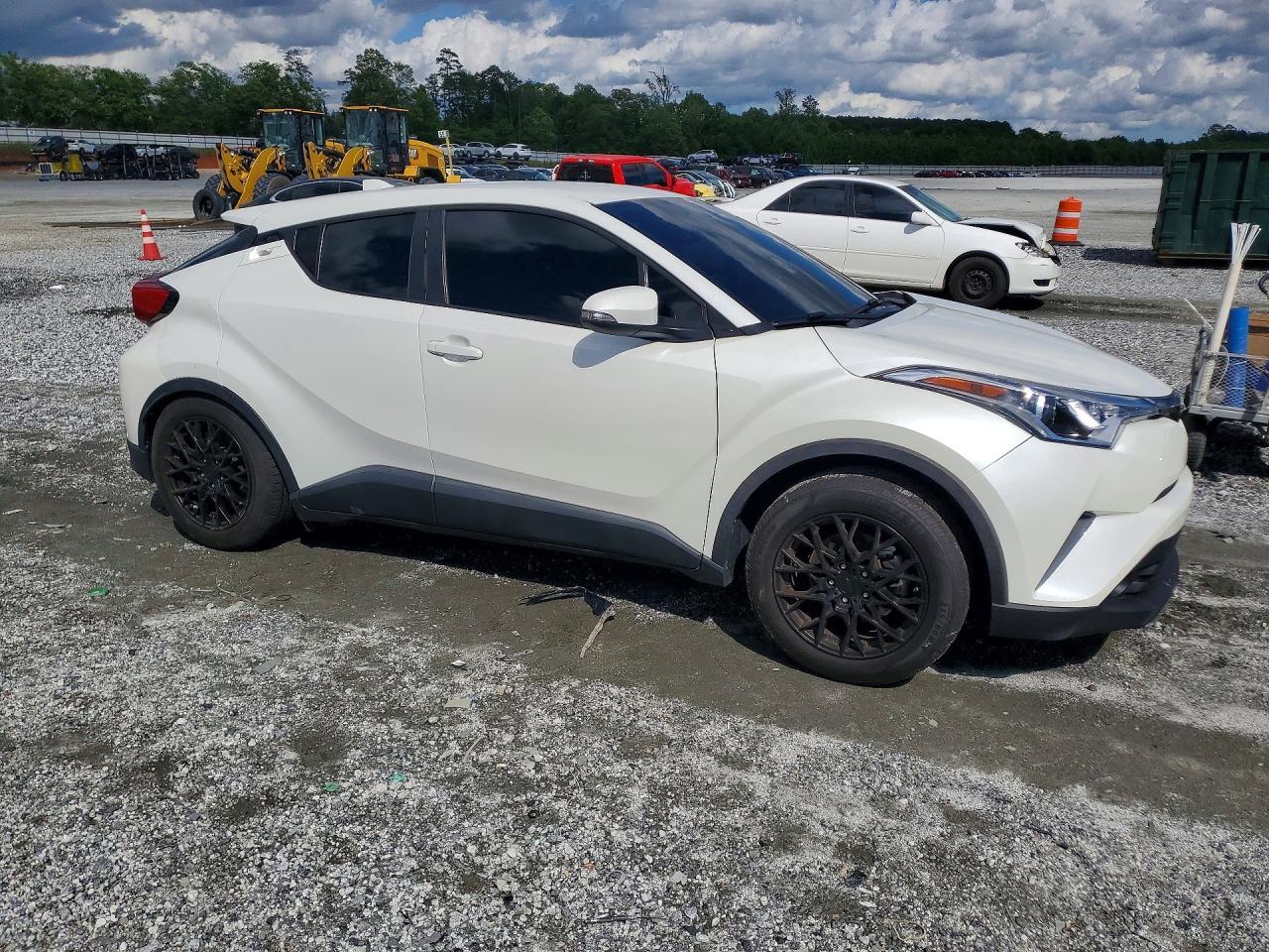 2019 Toyota C-Hr Le - Image 4