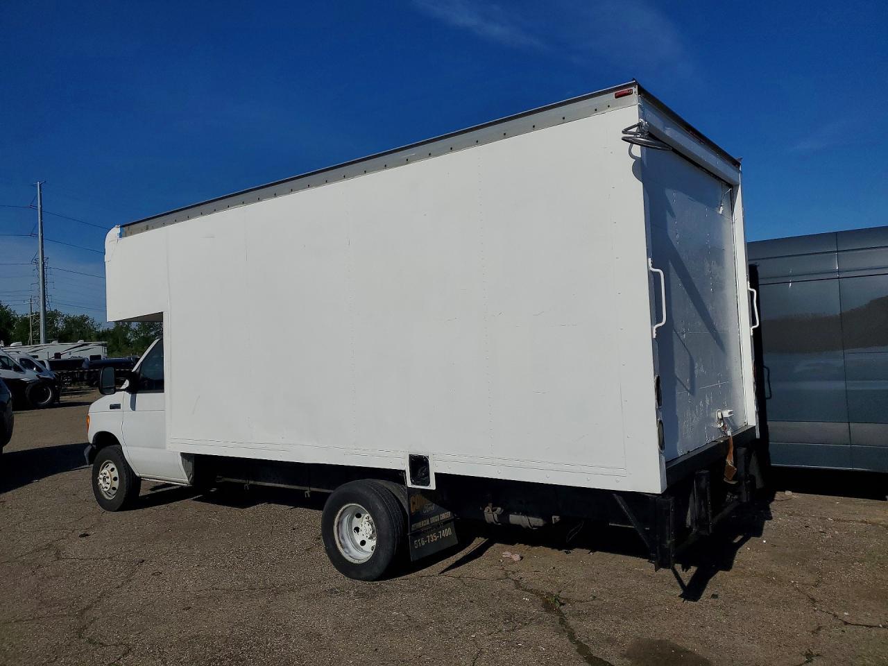 2007 Ford E450 Box Truck - Фото 2