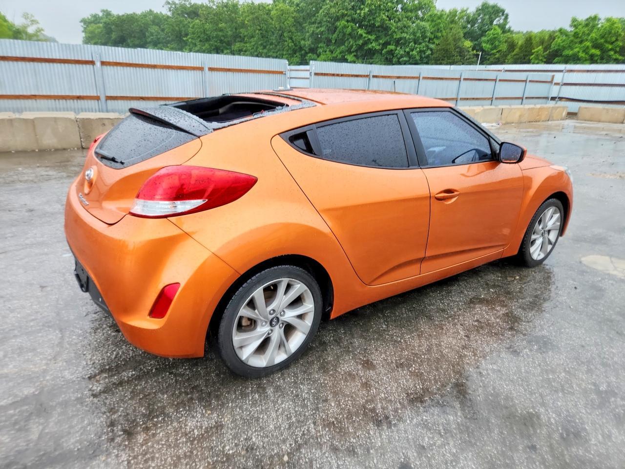 2016 Hyundai Veloster Base - Image 3