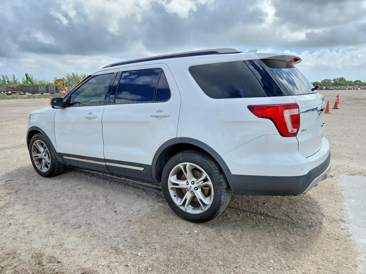 2016 Ford Explorer Xlt - Фото 2