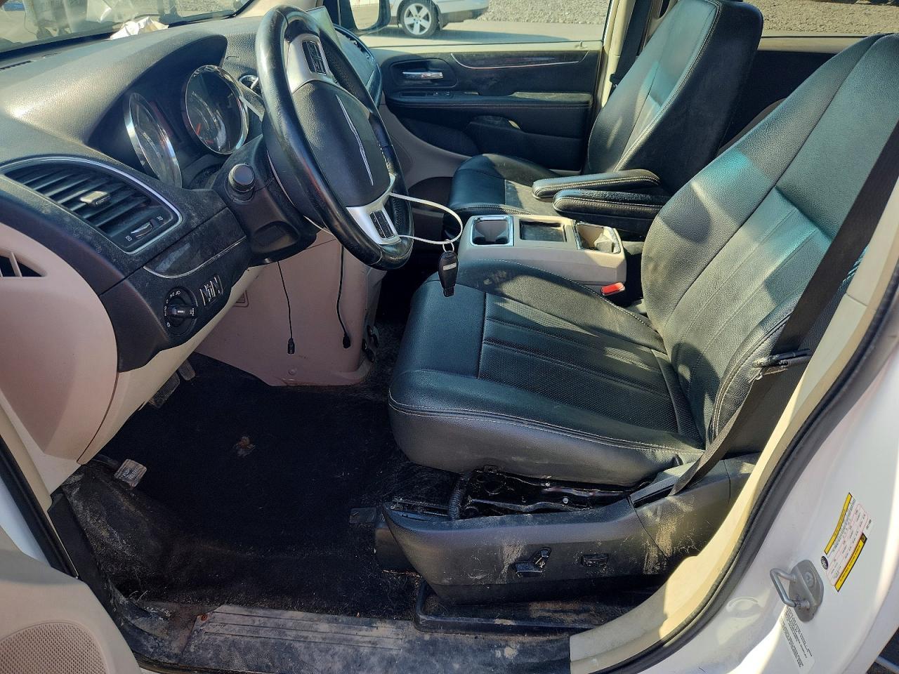 2014 Chrysler Town & Country Touring - Image 7