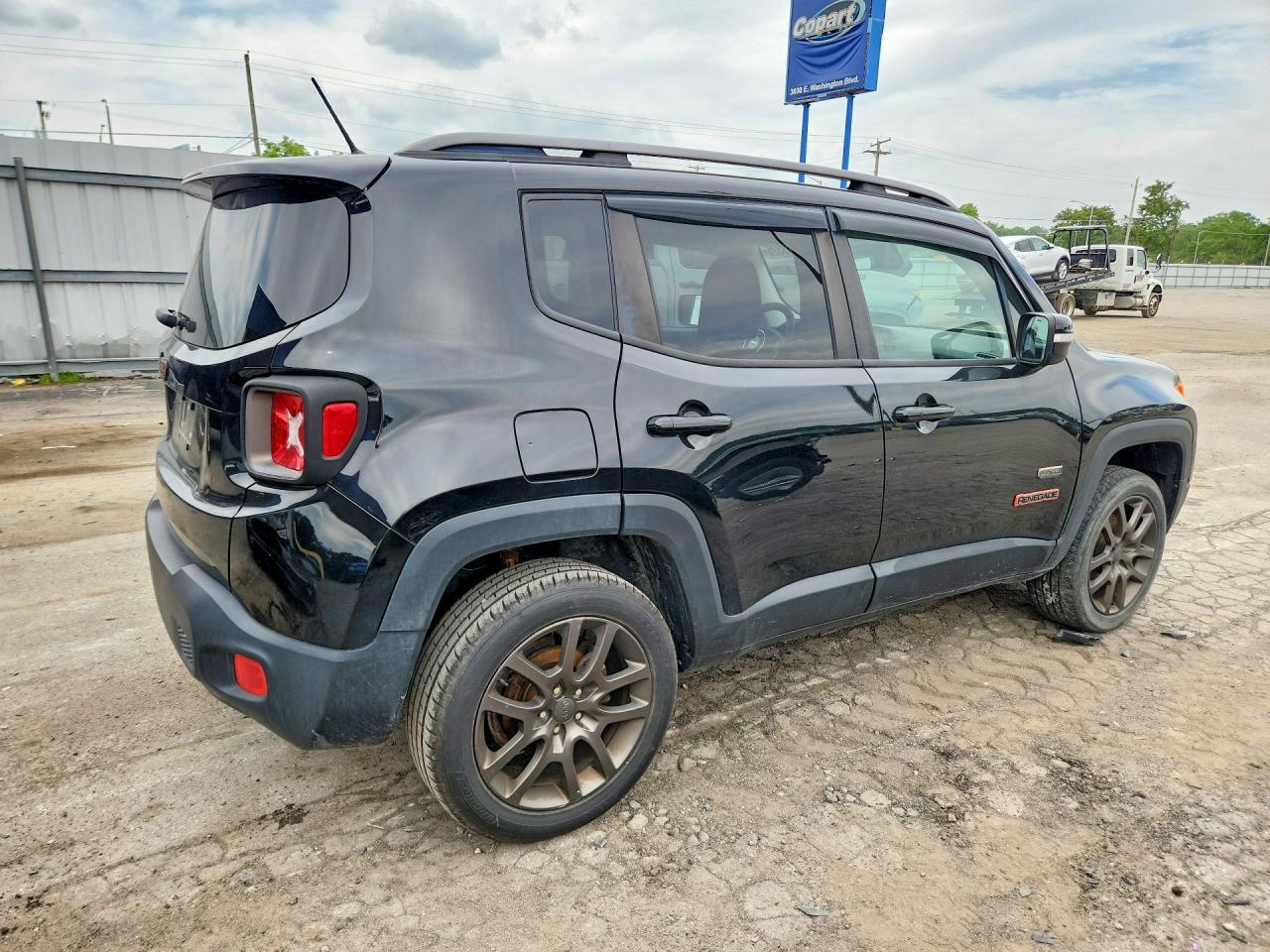 2016 Jeep Renegade Latitude - Image 3