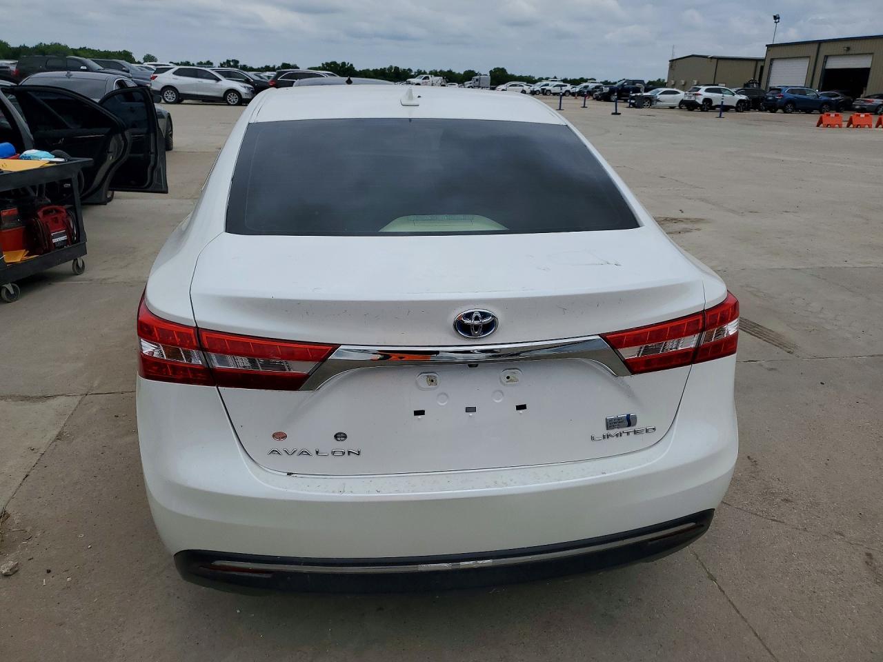 2015 Toyota Avalon Hybrid Limited - Image 6