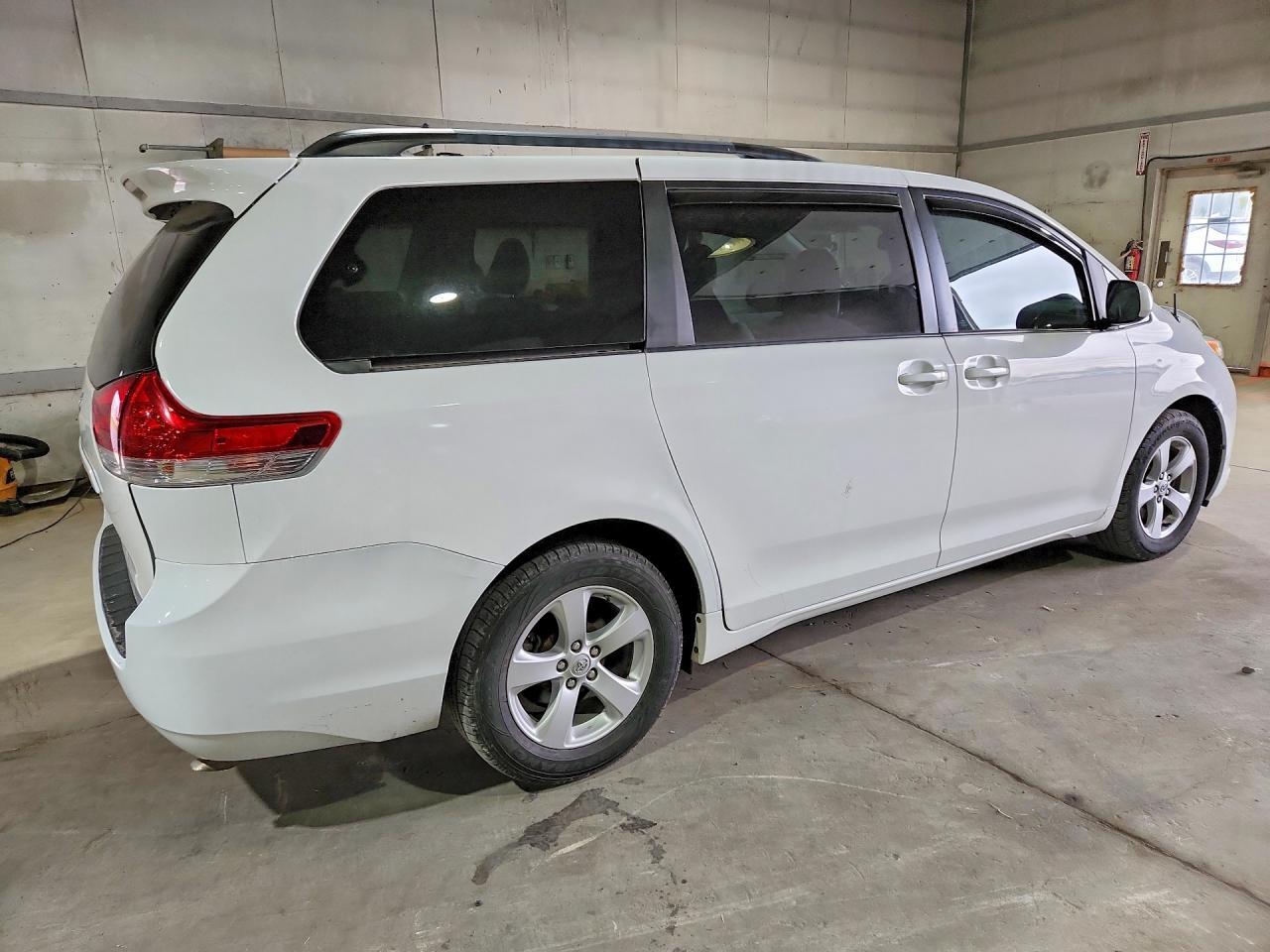 2011 Toyota Sienna Le - Image 3