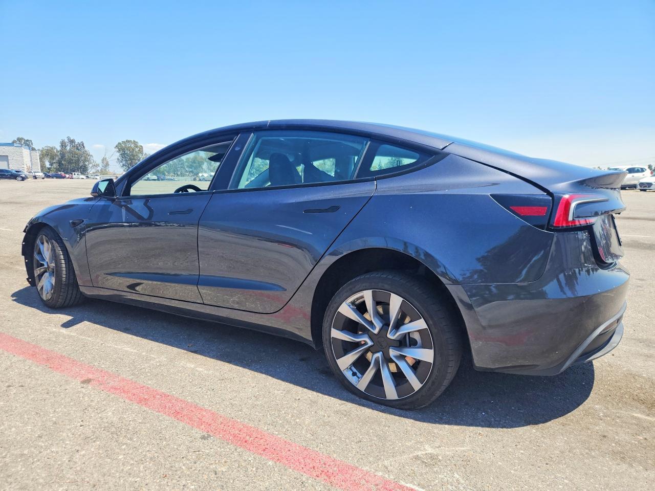 2025 Tesla Model 3 - Фото 2