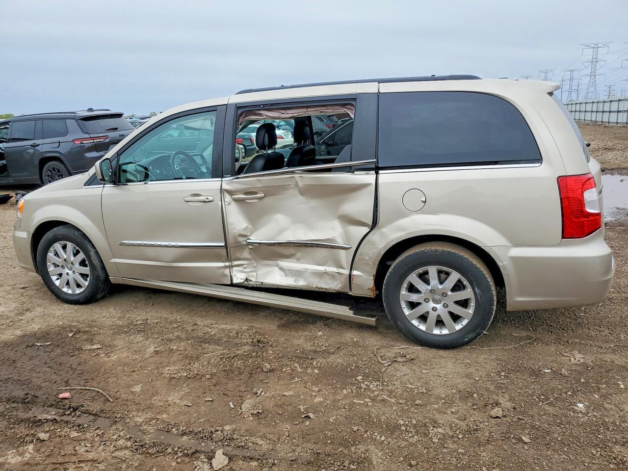 2014 Chrysler Town & Country Touring - Image 2