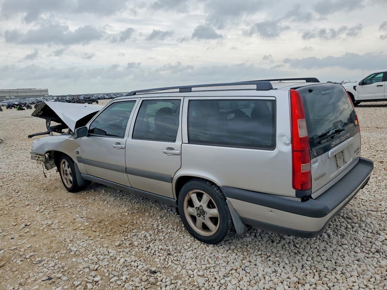 2000 Volvo V70 Xc - Image 2