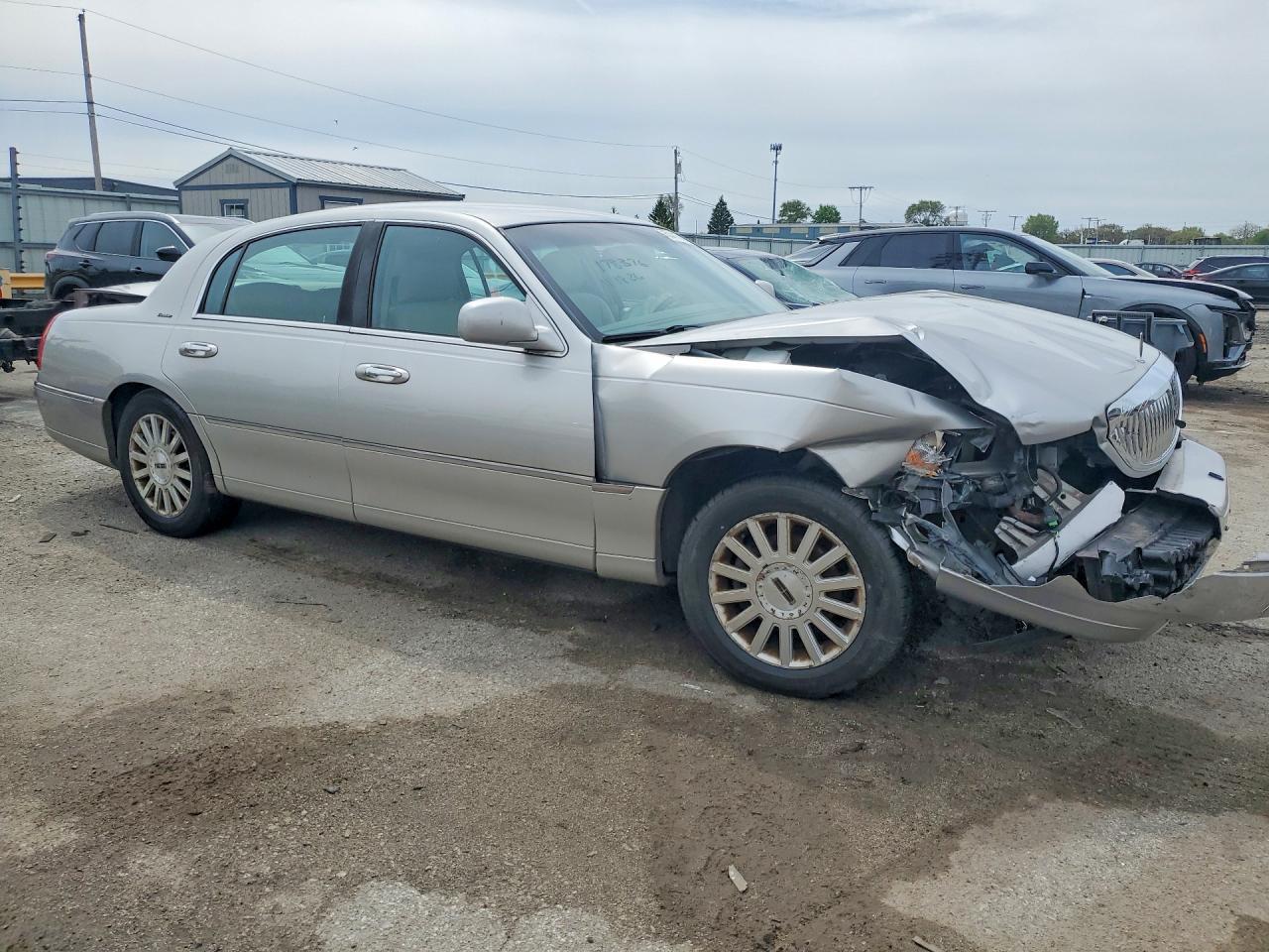 2003 Lincoln Town Car Executive - Image 4