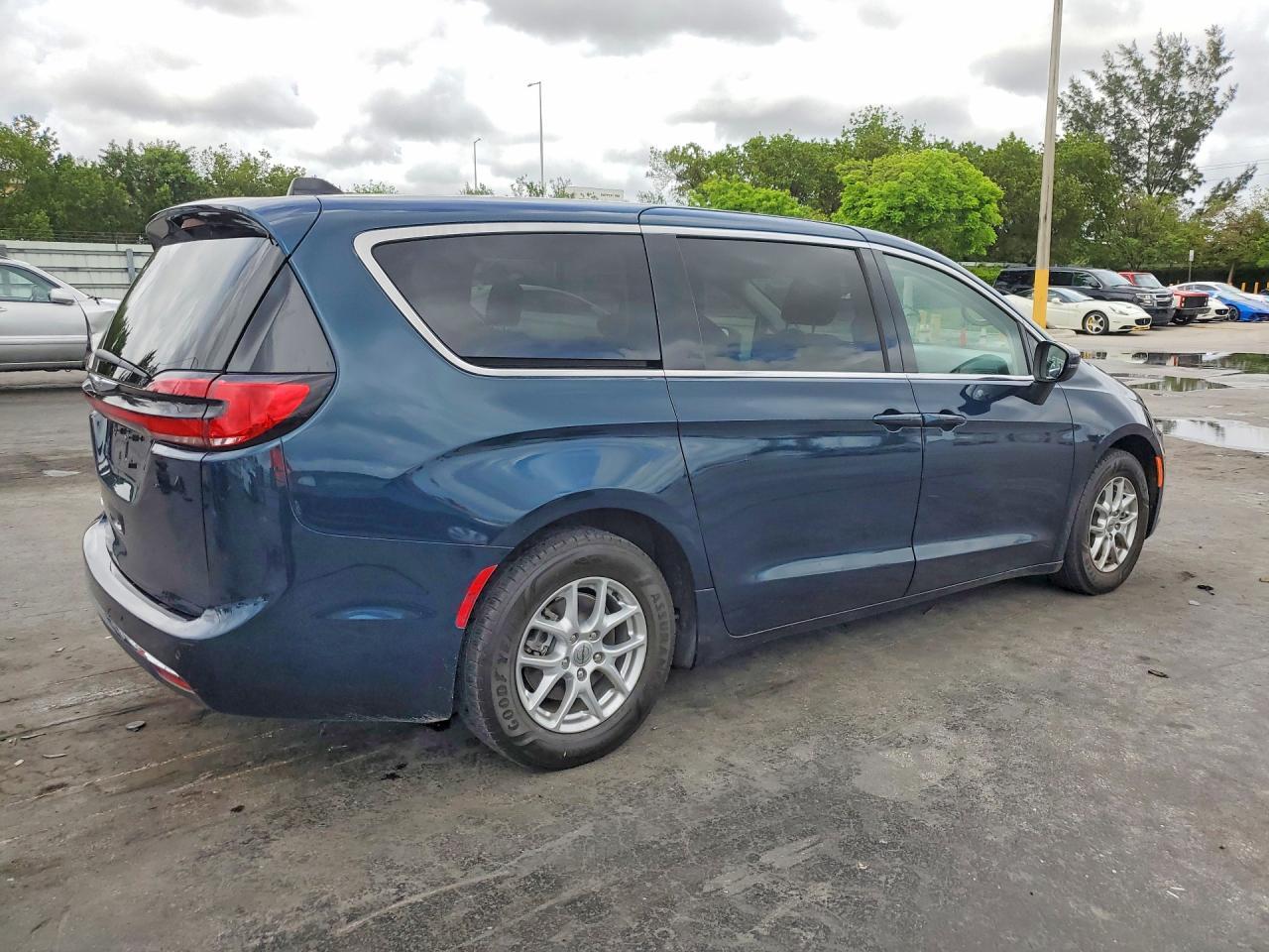 2023 Chrysler Pacifica Touring L - Фото 3