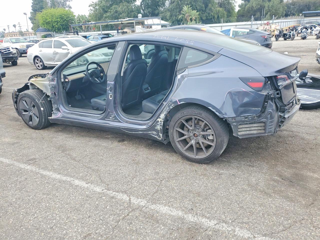2023 Tesla Model 3 - Фото 2