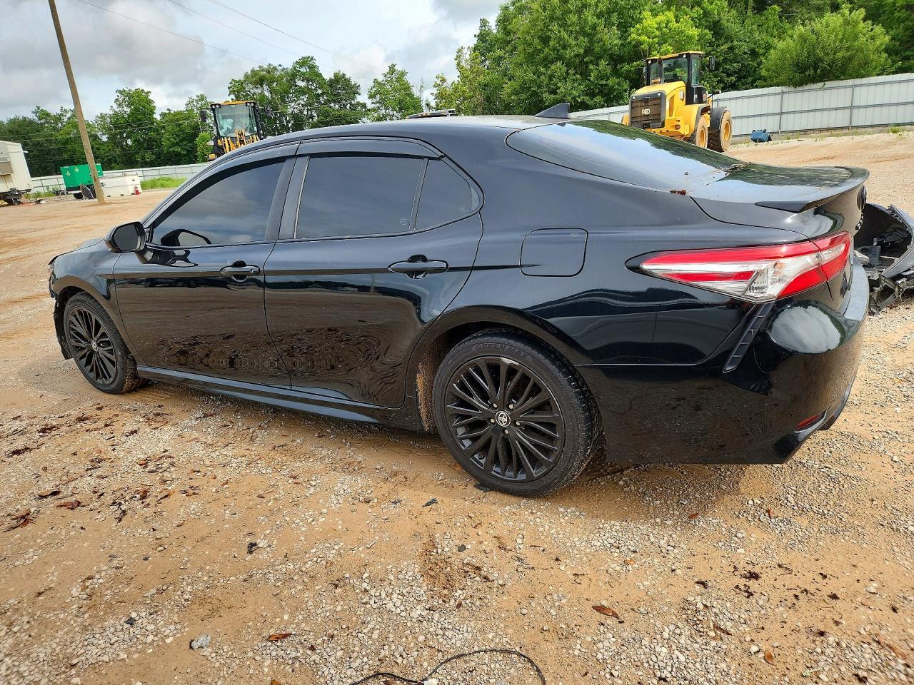 2019 Toyota Camry Se - Фото 2