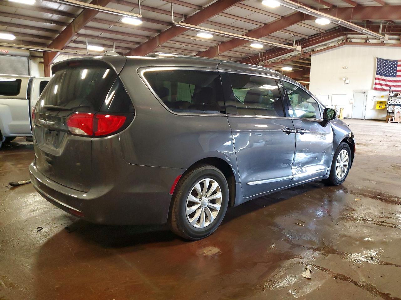 2019 Chrysler Pacifica Touring L - Image 3