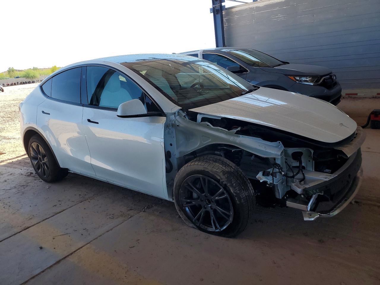 2025 Tesla Model Y - Фото 4