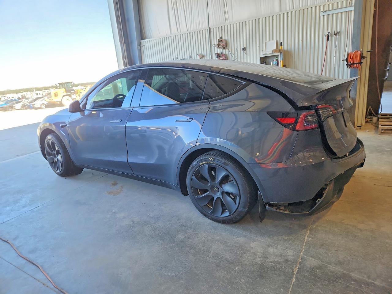2023 Tesla Model Y - Фото 2