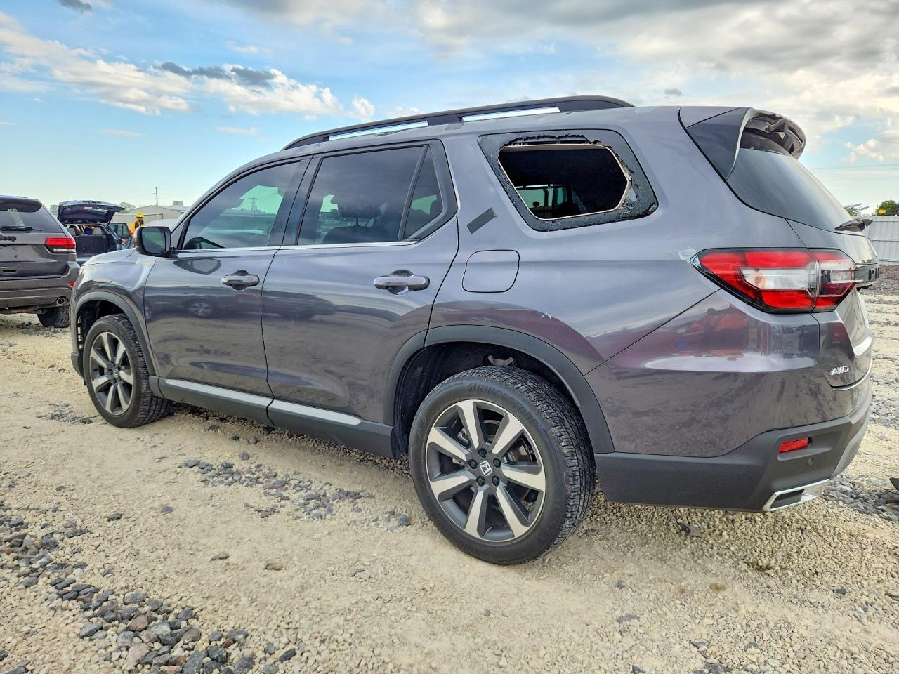 2025 Honda Pilot Touring - Image 2