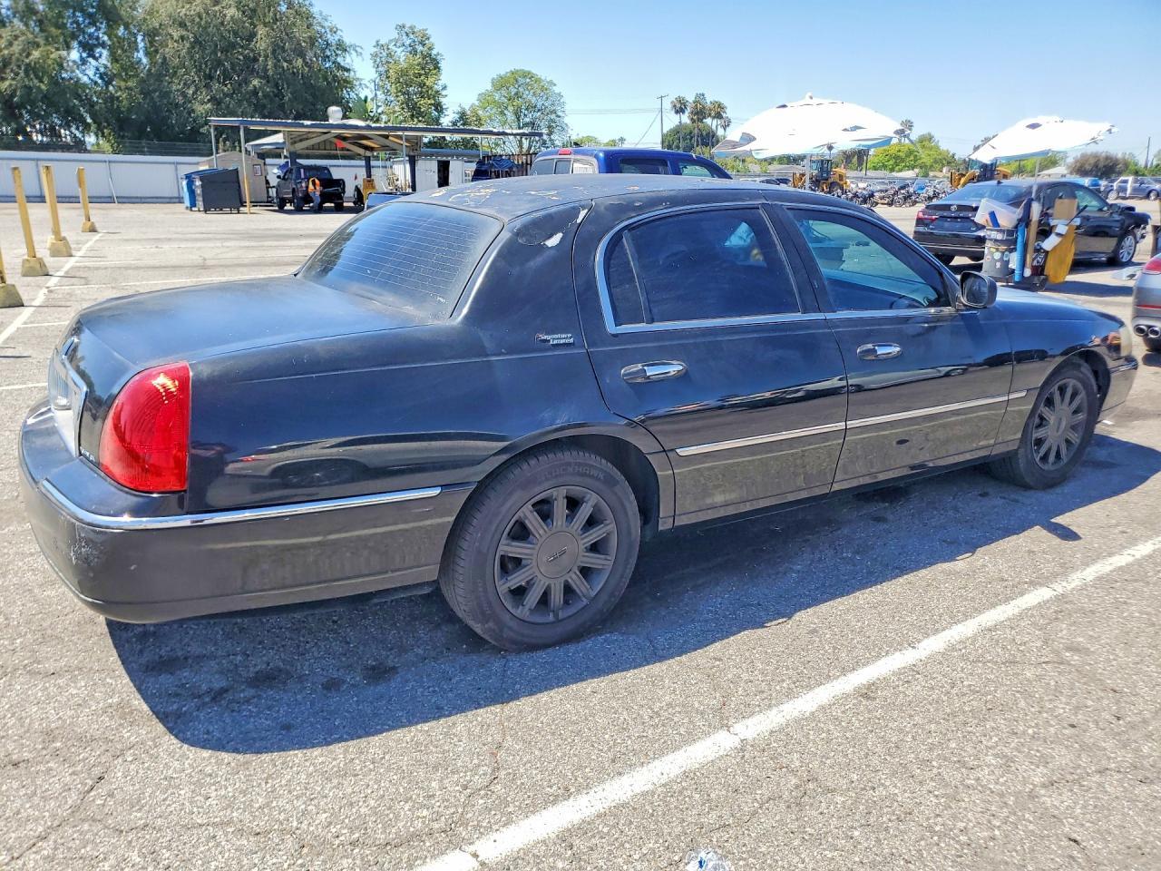 2010 Lincoln Town Car Signature Limited - Image 3