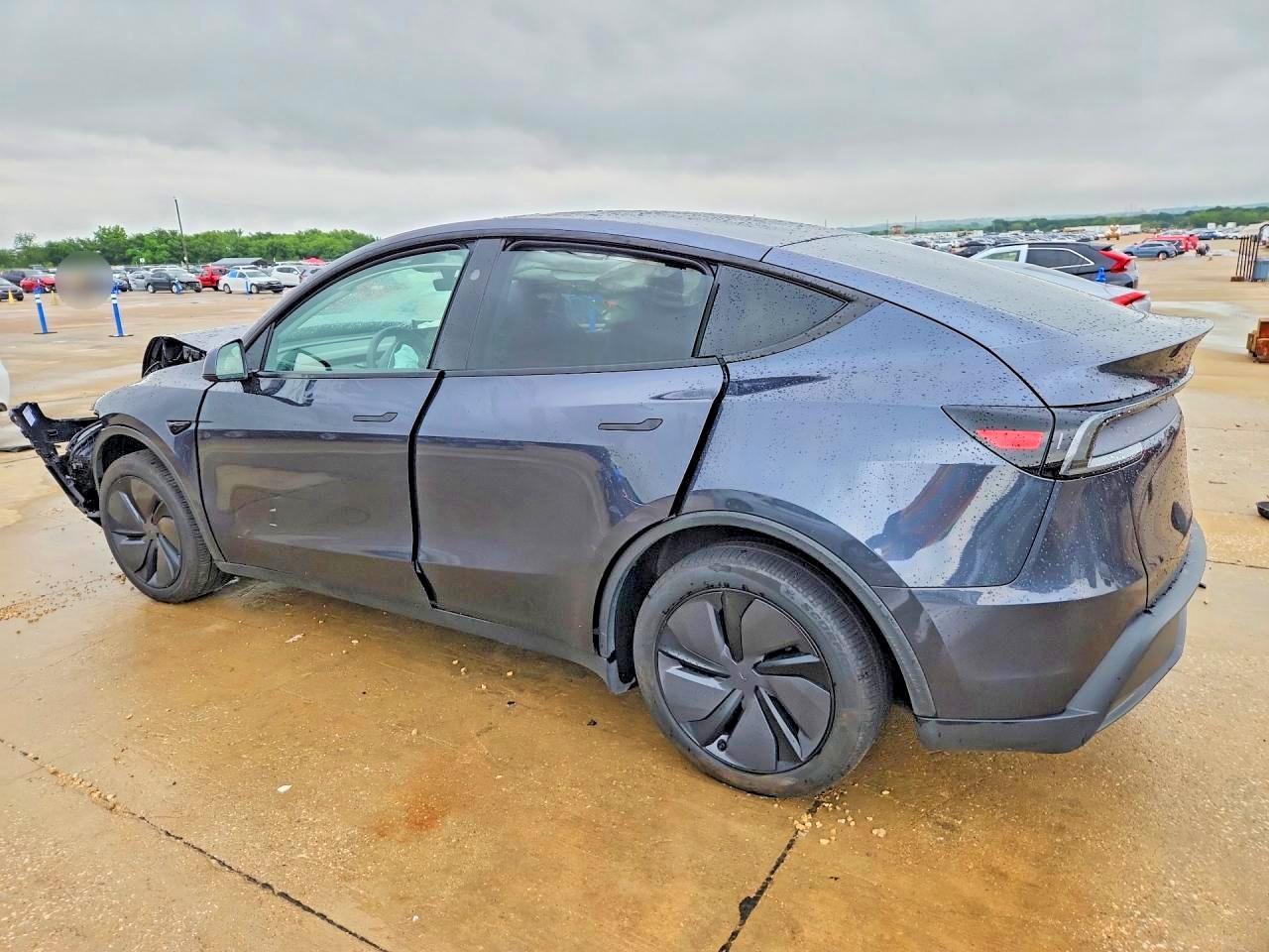 2026 Tesla Model Y - Фото 2