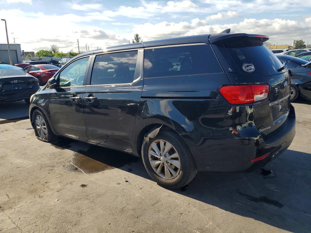 2017 Kia Sedona Lx - Image 2