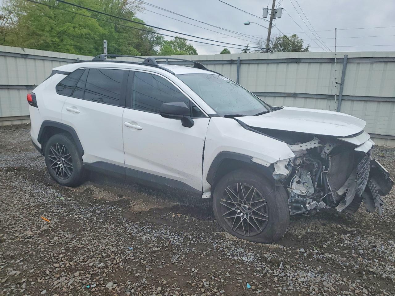 2020 Toyota Rav4 Le - Image 4
