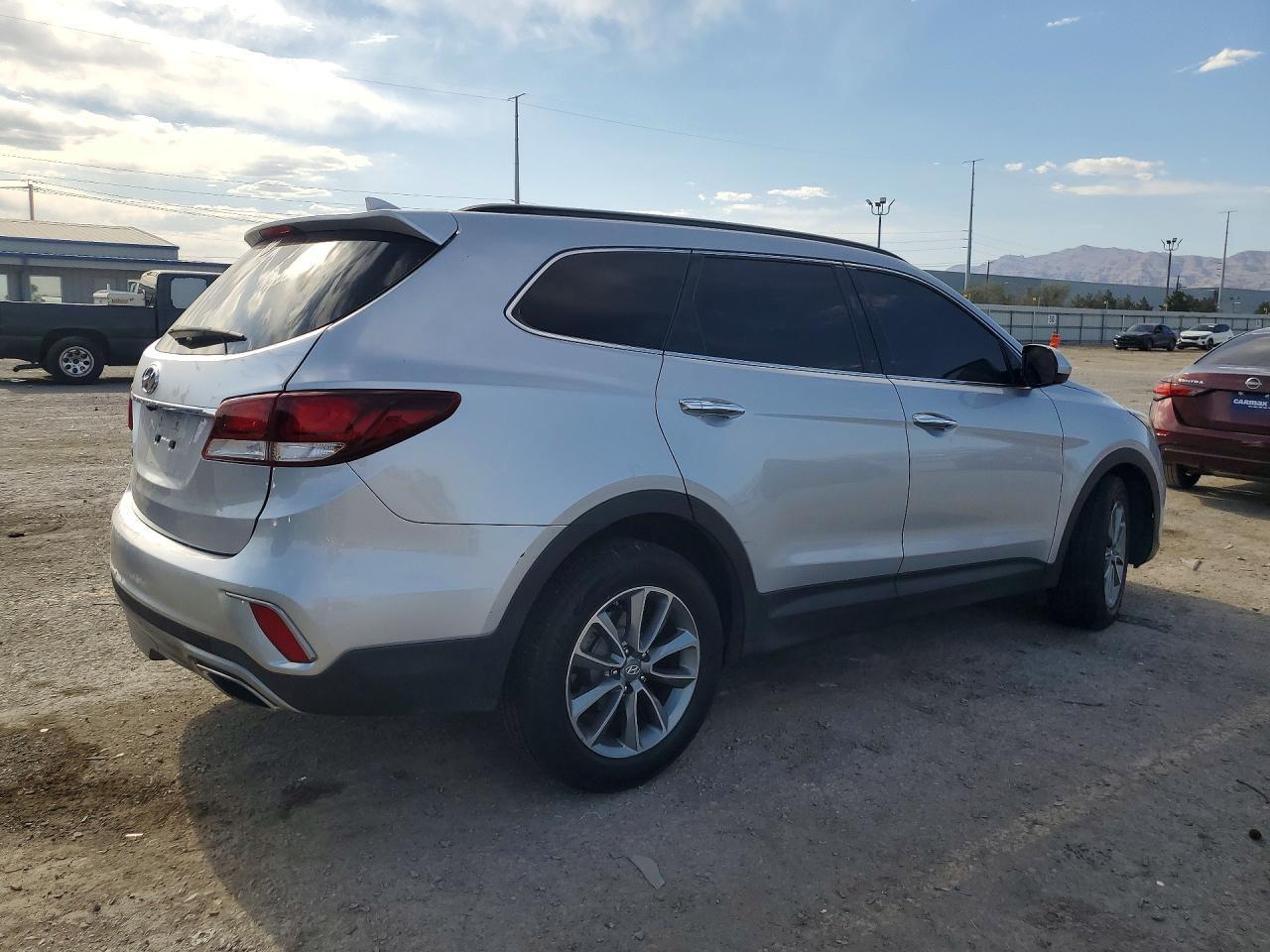 2017 Hyundai Santa Fe Se - Image 3