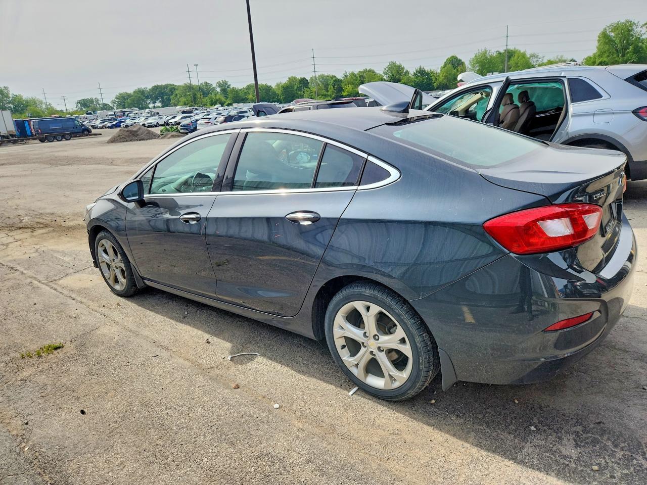 2017 Chevrolet Cruze Premier - Фото 2