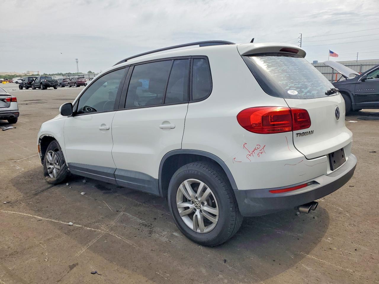 2016 Volkswagen Tiguan S - Фото 2