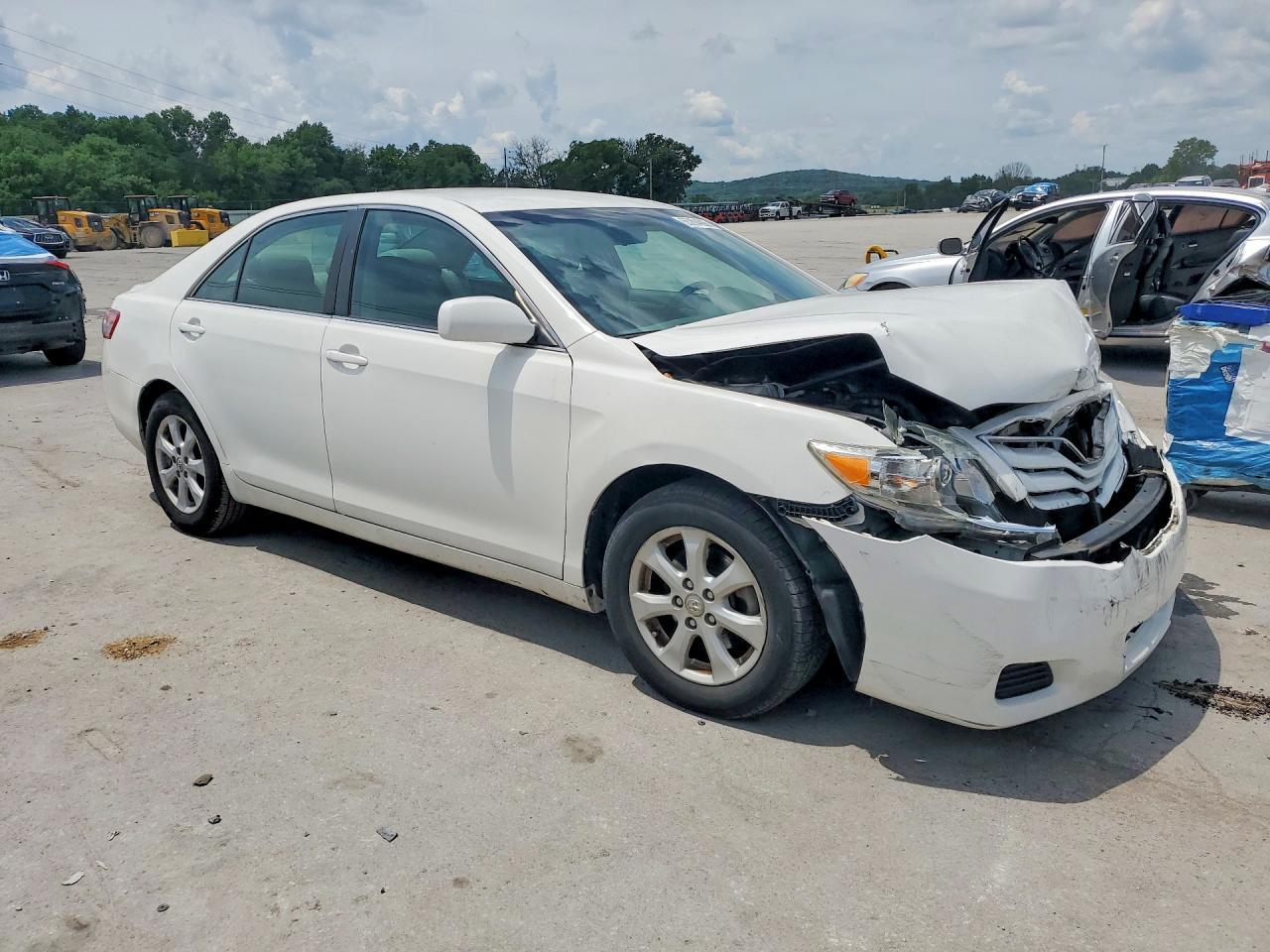 2011 Toyota Camry Le - Фото 4