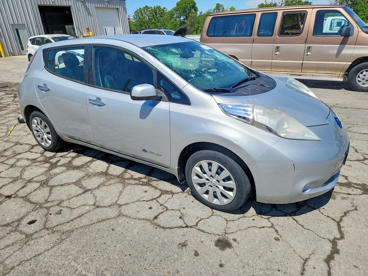 2015 Nissan Leaf S - Фото 4