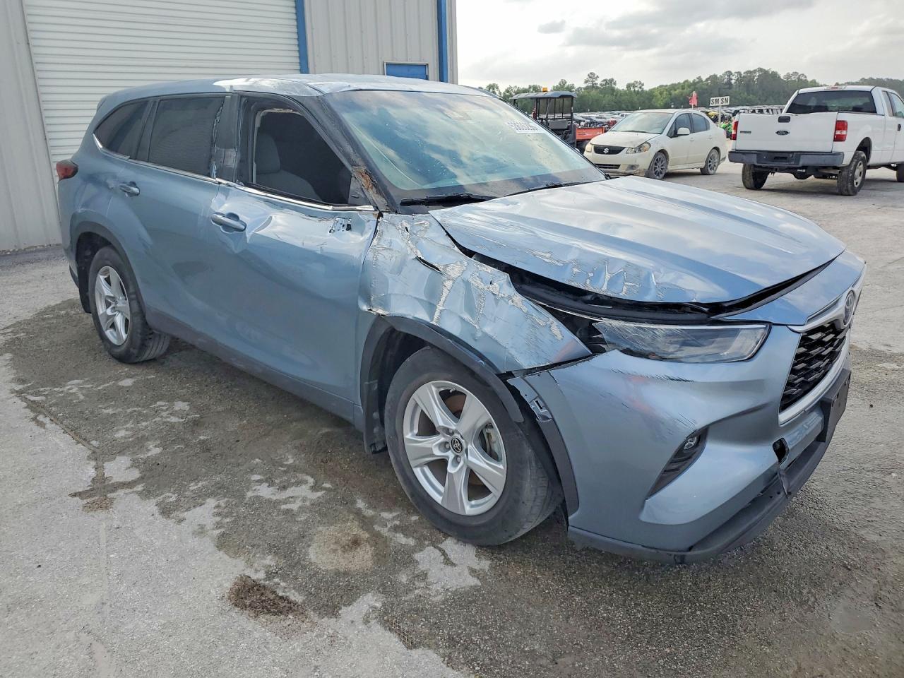2023 Toyota Highlander Hybrid Le - Image 4