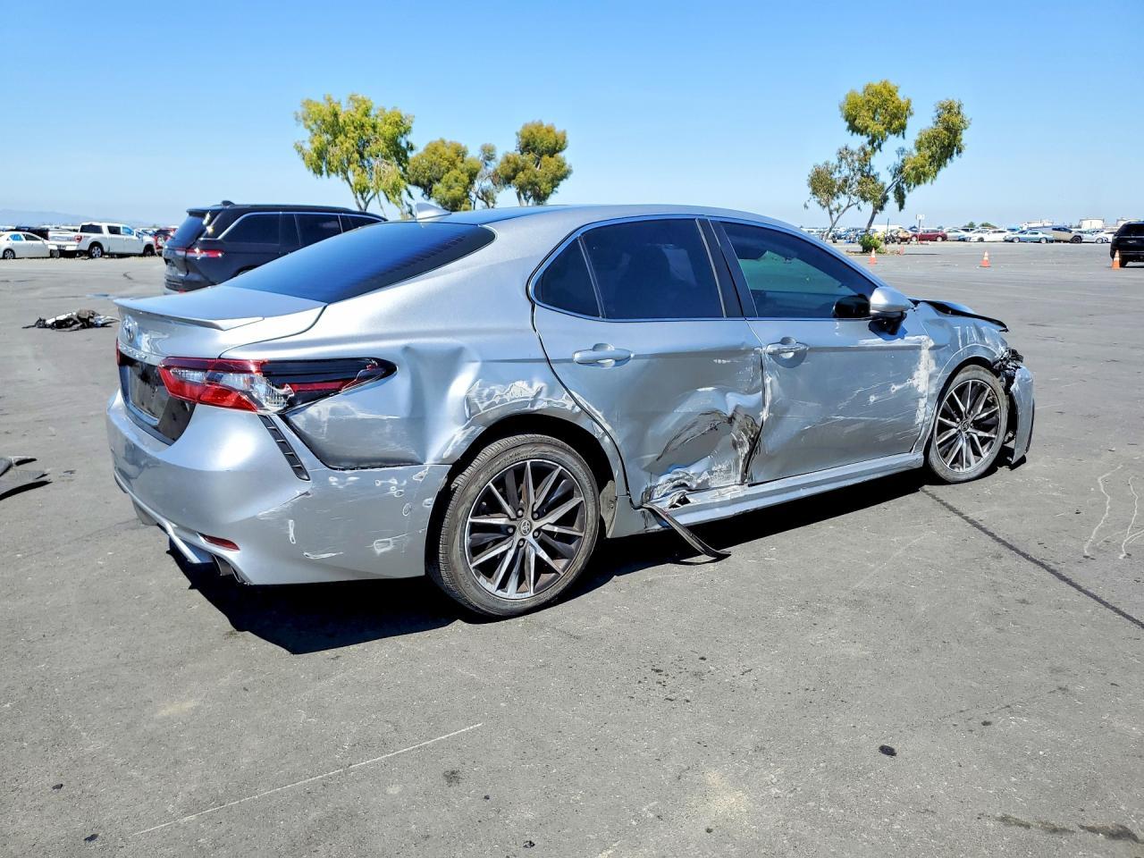 2021 Toyota Camry Se - Фото 3