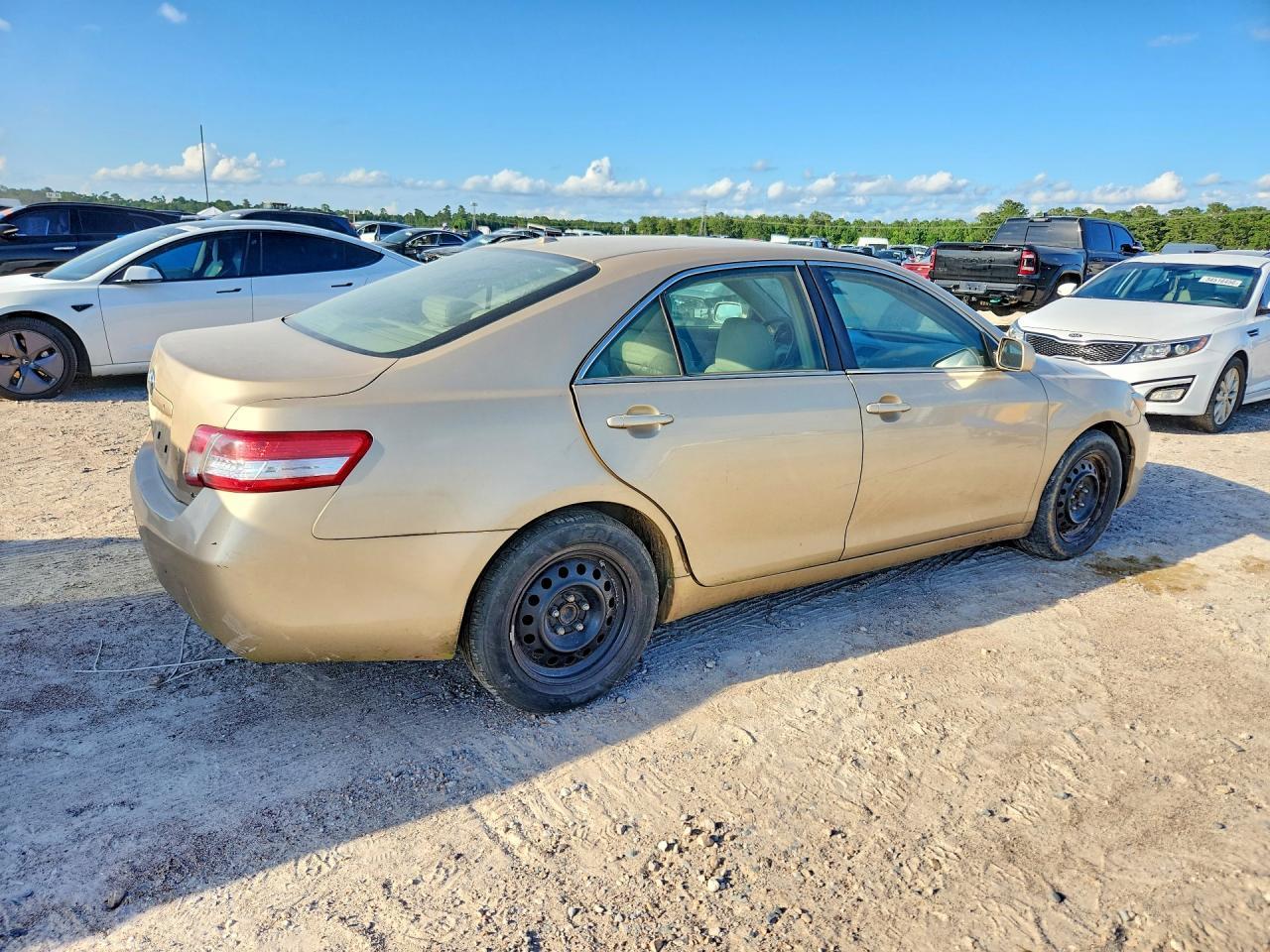 2011 Toyota Camry Le - Фото 3
