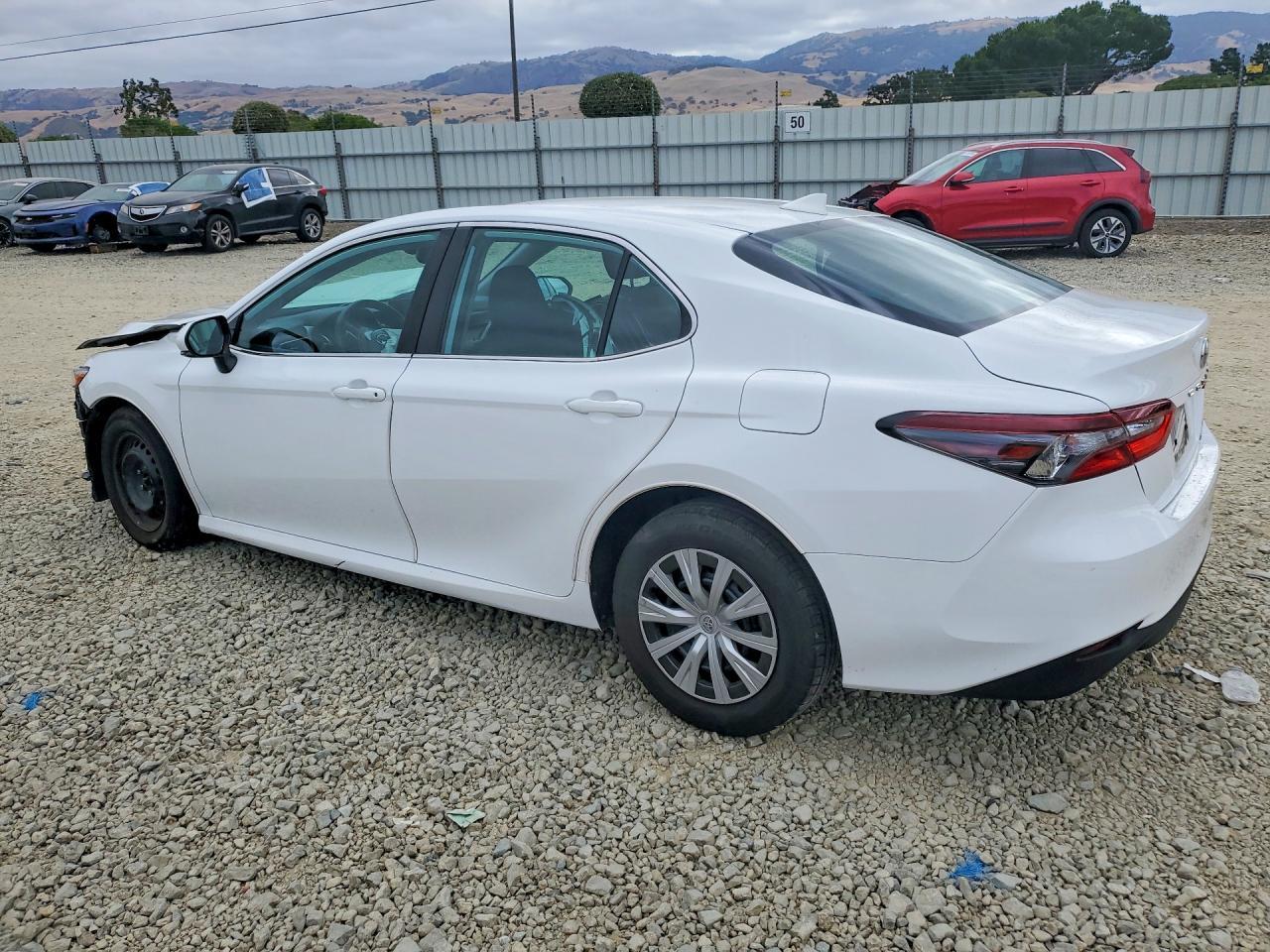 2022 Toyota Camry Le - Фото 2
