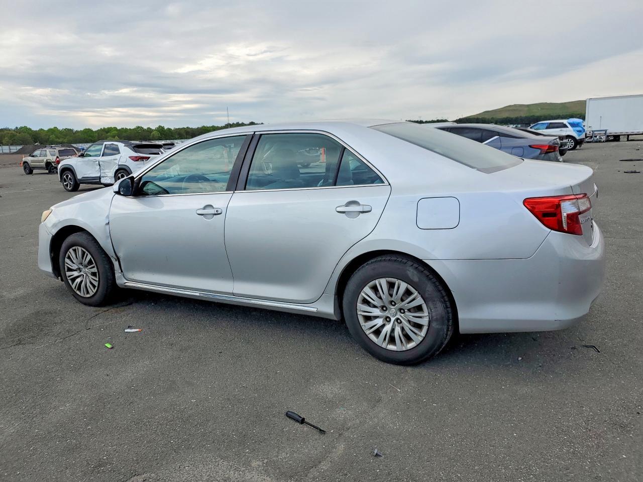 2012 Toyota Camry Le - Фото 2