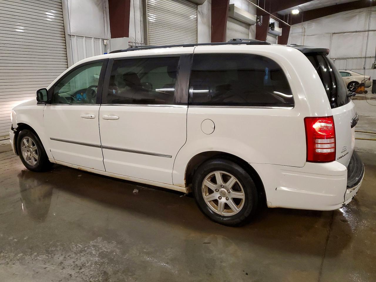 2010 Chrysler Town & Country Touring - Фото 2