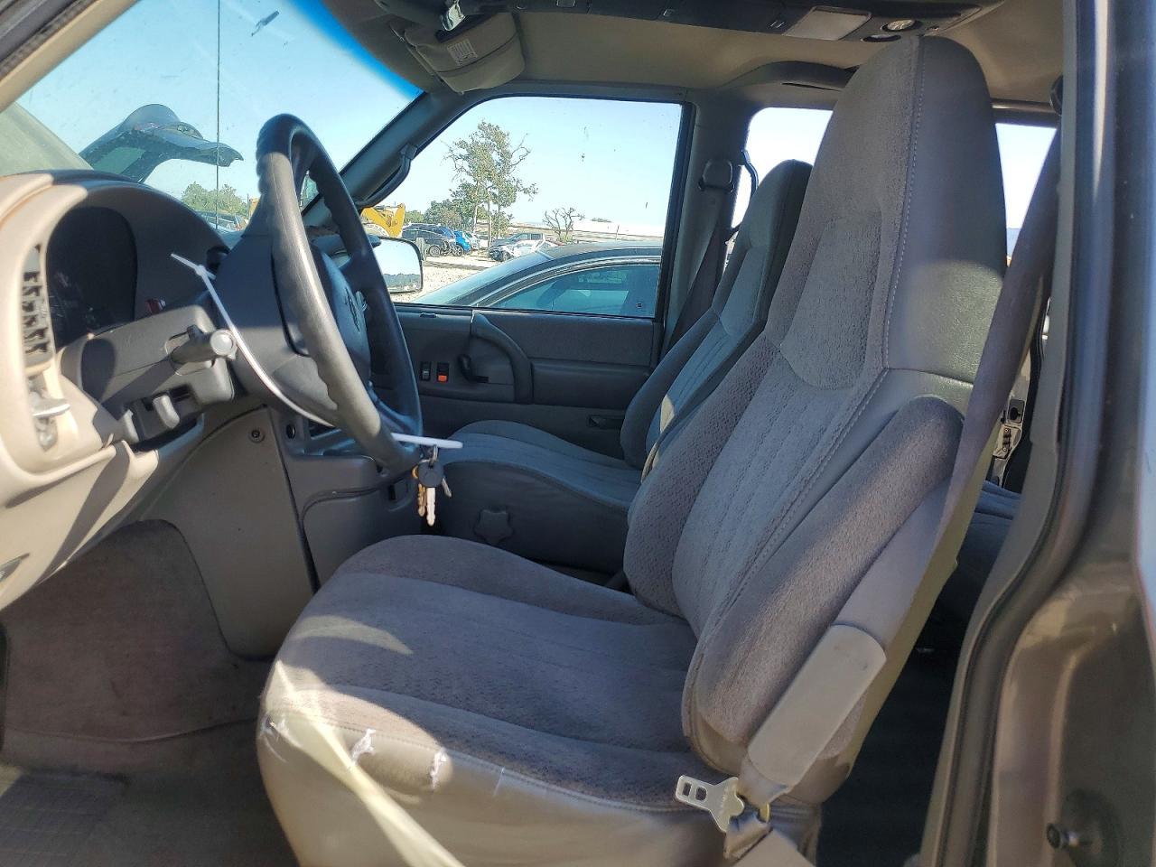 1999 Chevrolet Astro - Image 7