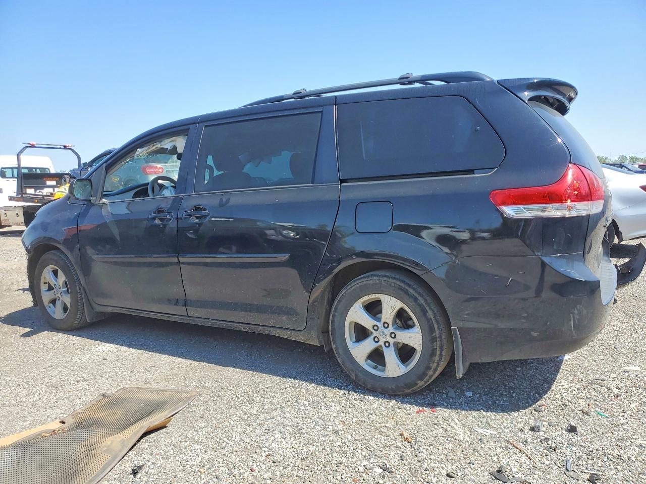 2013 Toyota Sienna Le - Image 2