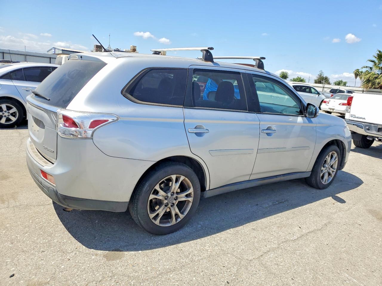 2014 Mitsubishi Outlander - Image 3