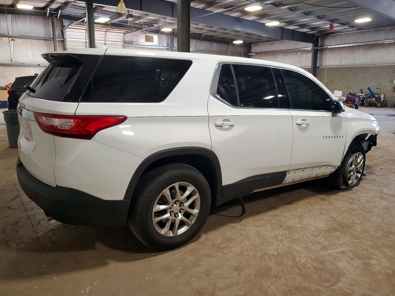 2020 Chevrolet Traverse Ls - Фото 3