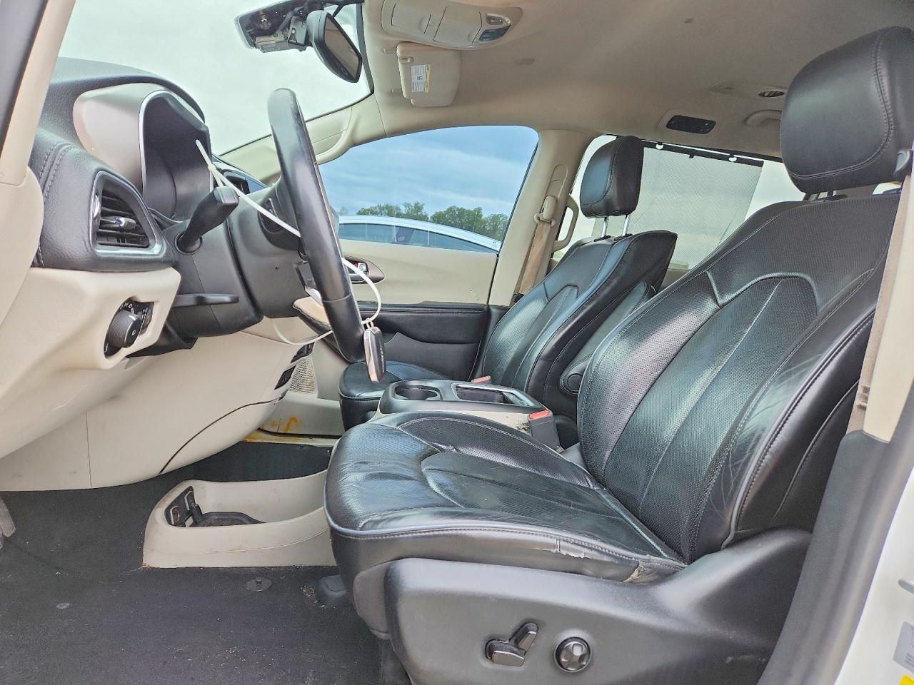 2017 Chrysler Pacifica Limited - Image 7
